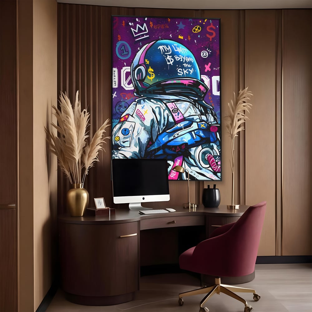 Tablou canvas cu tablou canvas cu astronaut graffiti, in rama de aluminiu negru, pe perete intr-un birou